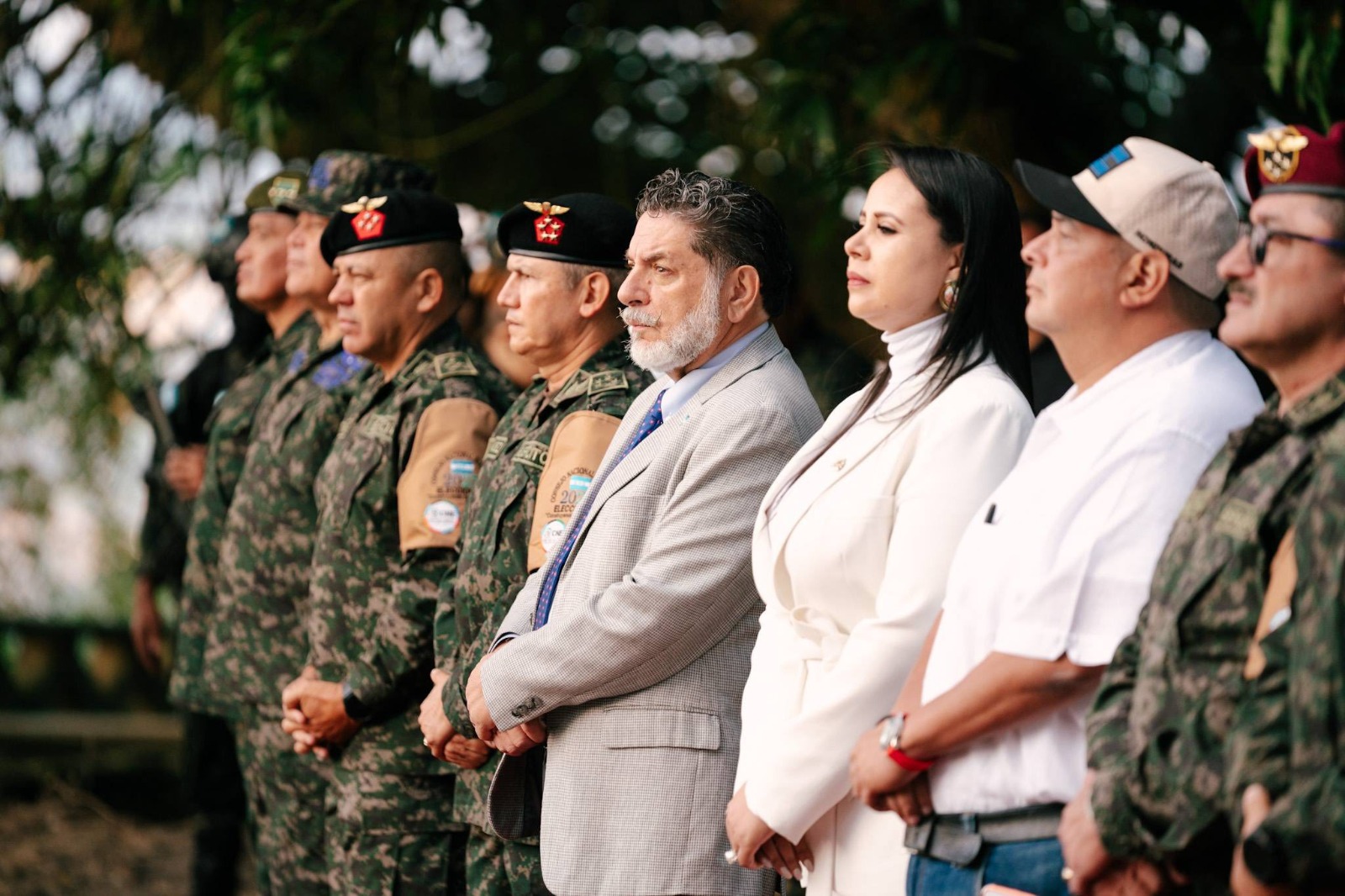 Autoridades civiles y militares izan la Bandera Nacional en el inicio del Mes de la Democracia